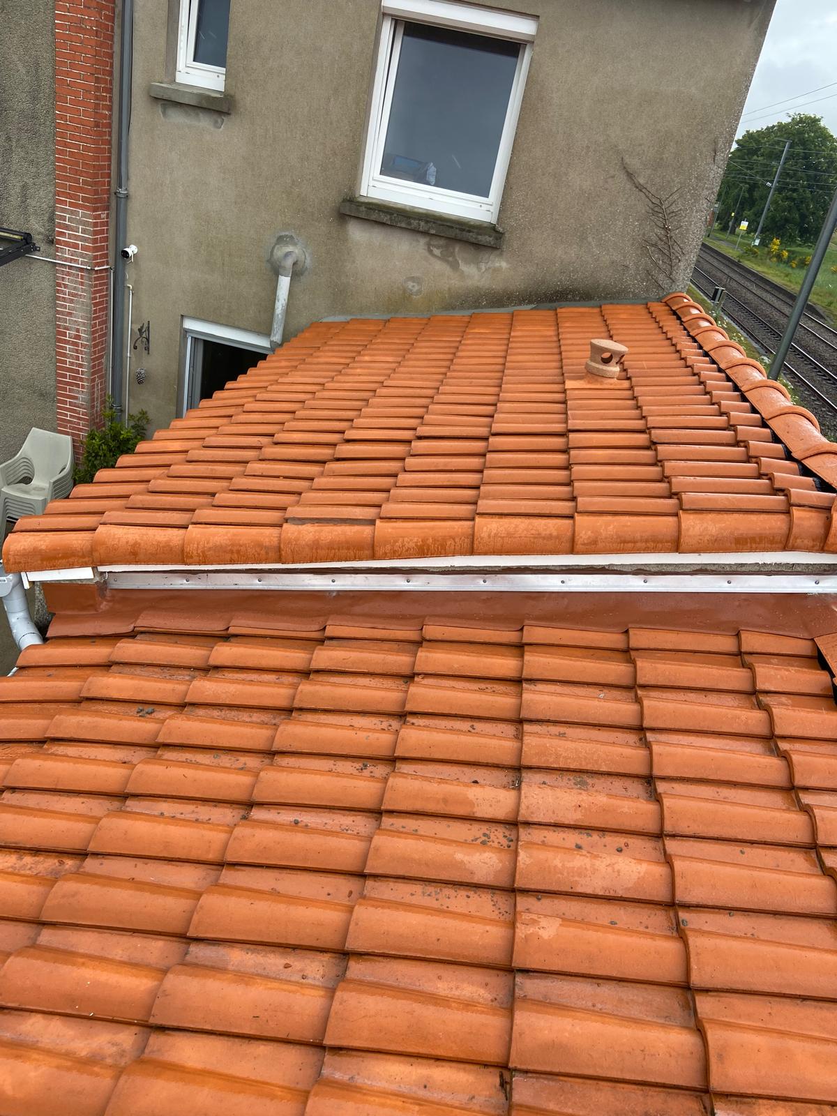 Gouttière endommagée avec fuite visible sur toit nantais