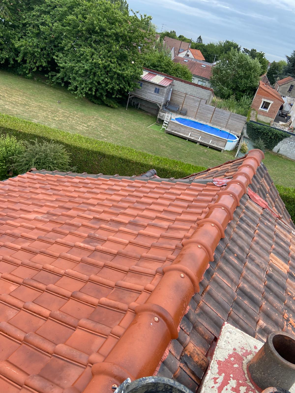Installation de gouttière aluminium laqué sur un pavillon nantais avec profileuse sur site